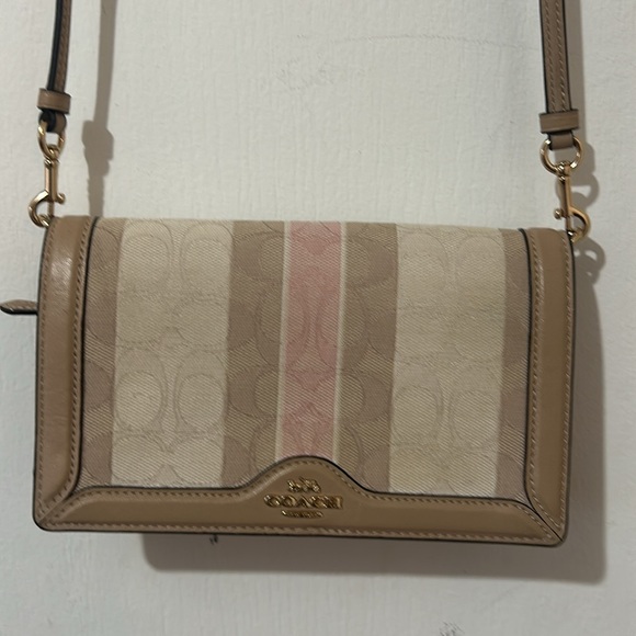 COACH CLUTCH CROSSBODY IN SIGNATUREE JACQUARD WITH STRIPES IN CREAM AND PINK - Picture 4 of 9